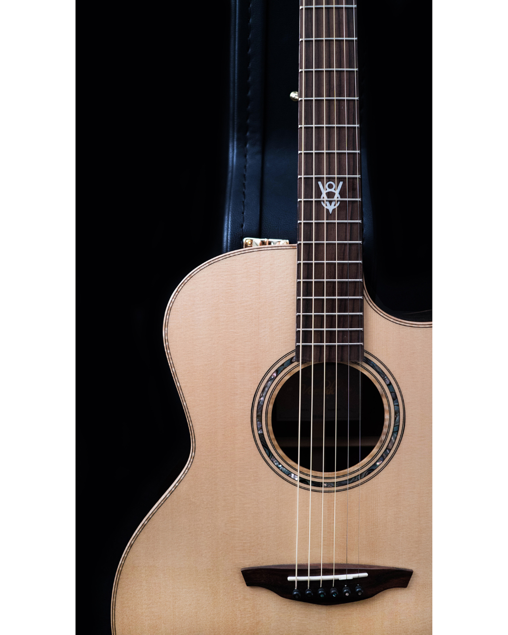 VEELAH V8 SERIES GUITAR - ALL SOLID ACOUSTIC GA WITH CUTAWAY, SOLID TOP, BACK & SIDES, SITKA SPRUCE W/ VEELAH LUXURY PADDED GIG BAG