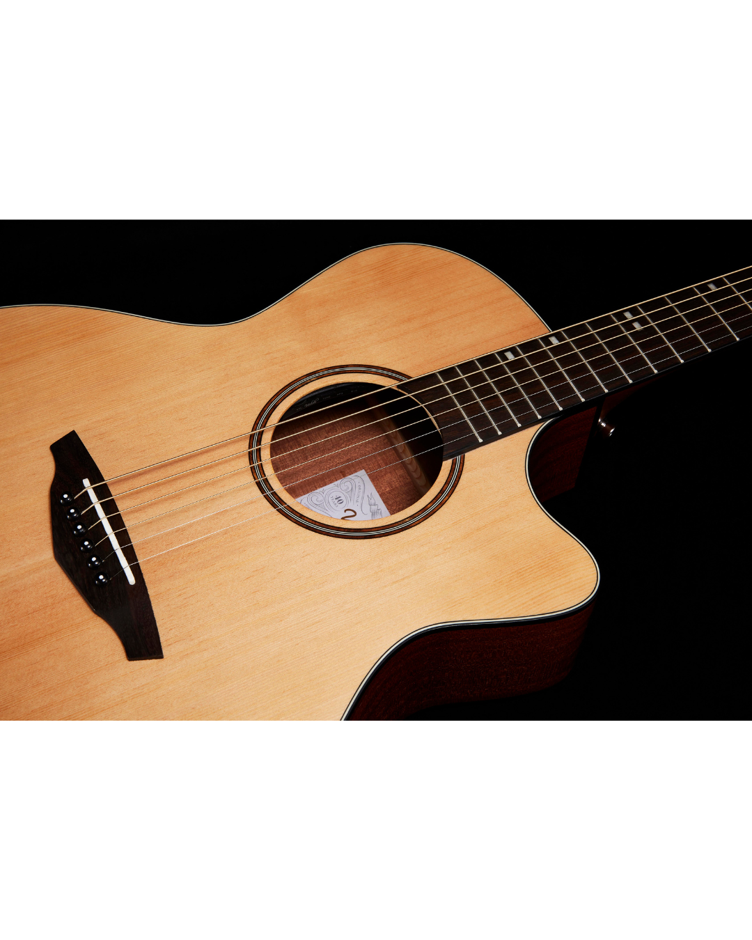VEELAH VERO SERIES GUITAR, ACOUSTIC GA WITH CUTAWAY, SPRUCE TOP W/ VEELAH PADDED GIG BAG